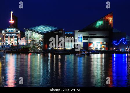 Die Lichter von Baltimore Maryland spiegeln sich in den Gewässern des Binnenhafens wider Stockfoto