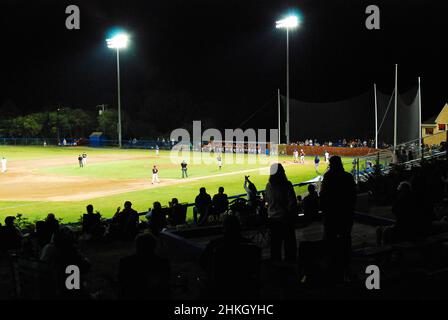 Die Leute feuern ihre Lieblingskollegiaten in der Cape Cod Baseballliga an Stockfoto