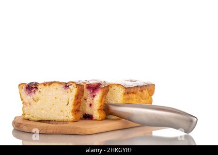 Mehrere Scheiben hausgemachter Hüttenkäse-Auflauf mit Kirschen und einem Metallmesser auf einem Holztablett, Makro, isoliert auf weißem Hintergrund. Stockfoto