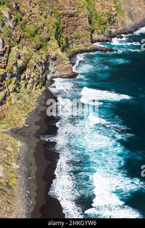 Hohe Wellen am Playa de Nogales Strand in La Palma, Spanien. Hohen winkel Blick von einem Aussichtspunkt auf dem Felsen mit einigen Touristen. Stockfoto