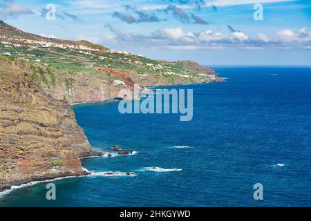 Steilküste in der Nähe von Playa de Nogales Strand in La Palma, Spanien. Hohen winkel Blick von einem Aussichtspunkt auf dem Felsen. Stockfoto