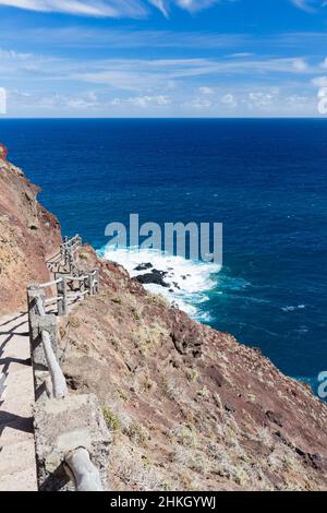 Trail entlang der Klippen nach Playa de Nogales Strand in La Palma, Spanien. Stockfoto