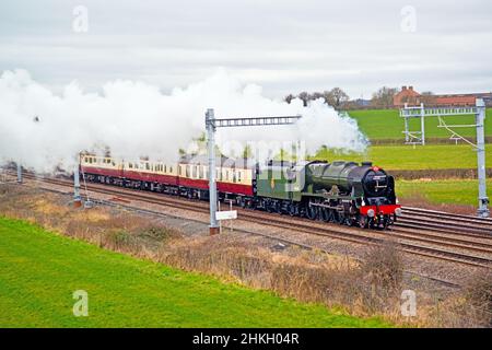 Royal Scot Class Dampflokomotive Nr. 46100 Royal Scot an der Colton Junction auf der Leeds Line mit laufenden Elektrifizierungsarbeiten, Yorkshire, England Stockfoto