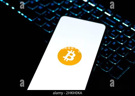 West Bangal, Indien - 4. Februar 2022 : Bitcoin-Logo auf Telefonbildschirm Stock Bild. Stockfoto