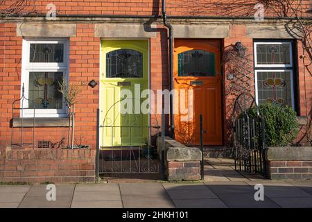 Helle Eingangstüren in einem Vorort der Stadt. Newcastle upon Tyne, Großbritannien. Stockfoto