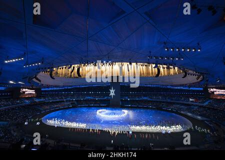 Peking, China. 04th. Februar 2022. Feuerwerk explodiert über den Olympischen Eröffnungsfeiern im Nationalstadion bei den Olympischen Winterspielen 2022 in Peking am Freitag, den 4. Februar 2022. Foto von Richard Ellis/UPI Credit: UPI/Alamy Live News Stockfoto