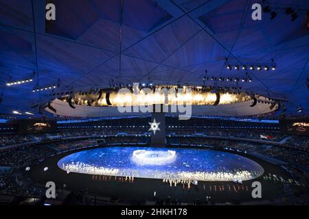 Peking, China. 04th. Februar 2022. Feuerwerk explodiert über den Olympischen Eröffnungsfeiern im Nationalstadion bei den Olympischen Winterspielen 2022 in Peking am Freitag, den 4. Februar 2022. Foto von Richard Ellis/UPI Credit: UPI/Alamy Live News Stockfoto