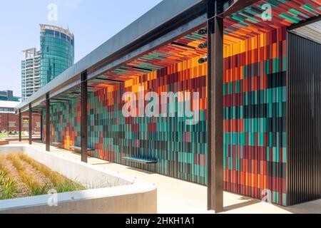 Melbourne, Australien – farbenfrohes Café und Bar für den Campus der University of Melbourne Southbank von Searle x Waldron Architecture Stockfoto