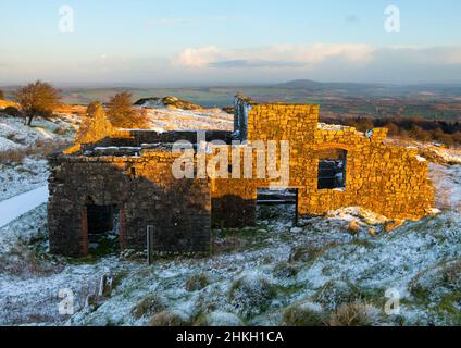 Der Brecherbau steht bei Sonnenaufgang auf dem Brown Clee Hill, Shropshire, noch aus. Stockfoto