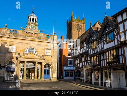 St Laurence's Church blickt auf die Buttercross und Broad Street, Ludlow, Shropshire. Stockfoto