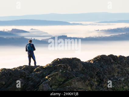 Ein Wanderer auf dem Wrekin-Hügel in Shropshire. Stockfoto