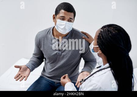 Gib es mir gerade, Dok. Schuss eines jungen Mannes, der eine Konsultation mit einem Arzt hat. Stockfoto