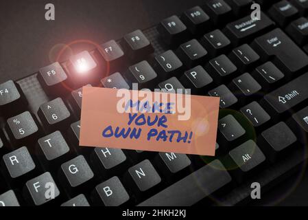 Hand schreiben Zeichen Make Your Own Path. Wort geschrieben, um zu entscheiden, welche Marke oder Geschäft das Richtige für Sie Verbindung mit Online-Freunden, Making Stockfoto