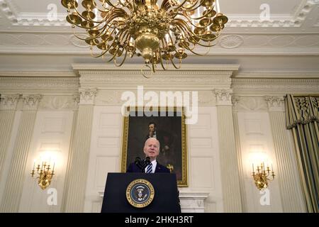 Washington DC, USA. 04th. Februar 2022. Der US-Präsident Joe Biden hält am Freitag, den 4. Februar 2022, im State Dining Room des Weißen Hauses in Washington, DC, Bemerkungen zum Jobbericht vom 2022. Januar. Das US-Arbeitsministerium berichtete, dass die US-Wirtschaft im Januar 467.000 Arbeitsplätze hinzufügte, selbst angesichts der Rekordhochstände von Krankheiten, die durch die omicron-Variante verursacht wurden. Die Arbeitslosenquote stieg auf 4 Prozent von den 3,9 Prozent, die für Dezember 2021 gemeldet wurden.Quelle: Chris Kleponis / Pool via CNP Quelle: Abaca Press/Alamy Live News Stockfoto