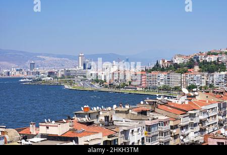 Blick auf izmir kordon Küste von Konak Bezirk. Izmir ist die drittbevölkerungsreichste Stadt in der Türkei. Stockfoto