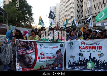 Hyderabad, Pakistan. 04th. Februar 2022. Mitglieder der pakistanischen Zindabad Peoples Organization veranstalten am Freitag, dem 04. Februar 2022, im Karachi-Presseclub eine Demonstration, um die Solidarität mit den Menschen im besetzten Kaschmir im Zusammenhang mit dem Solidaritätstag in Kaschmir zum Ausdruck zu bringen. Kredit: Asianet-Pakistan/Alamy Live Nachrichten Stockfoto