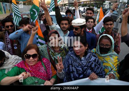 Hyderabad, Pakistan. 04th. Februar 2022. Mitglieder der pakistanischen Zindabad Peoples Organization veranstalten am Freitag, dem 04. Februar 2022, im Karachi-Presseclub eine Demonstration, um die Solidarität mit den Menschen im besetzten Kaschmir im Zusammenhang mit dem Solidaritätstag in Kaschmir zum Ausdruck zu bringen. Kredit: Asianet-Pakistan/Alamy Live Nachrichten Stockfoto