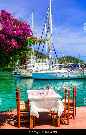 Traditionelle griechische Restaurants (Tavernen) am Meer. Sivota Fischerdorf auf der Insel Lefkada. Griechenland, Ionische Inseln Stockfoto