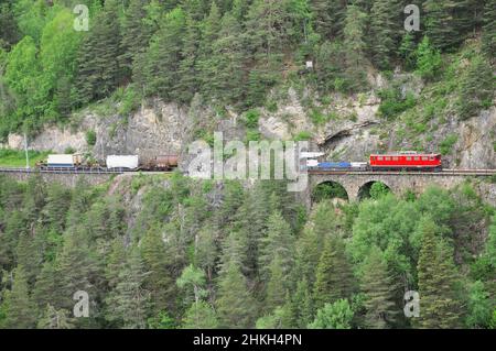 Güterzug fährt von Chur nach St. Moritz. Schweizer Alpen. Stockfoto