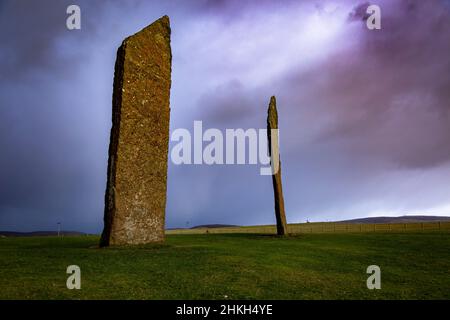 Orney, Schottland, Großbritannien. Die Standing Stones of Stenness, ein neolithischer Ring aus großen Steinen auf den Orkney-Inseln, stehen im Norden Schottlands vor kaltem und winterlichen Wetter, da der Niederdruck über die Region für das kommende Wochenende anhält. Kredit: Peter Lopeman/Alamy Live Nachrichten Stockfoto