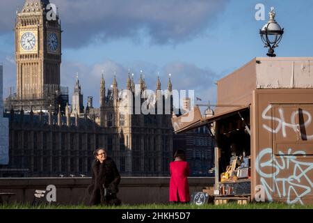 Gesehen von einem Lambeth-Einzelhändler und nach dem fünfjährigen Konservierungsprojekt der Houses of Parliament, kommt am 4th. Februar 2022 in London, England, endlich ein Gerüst zur Enthüllung seiner renovierten Architektur. Abgesehen von den Neujahrsglocken ist die Big Ben-Glocke im Elizabeth Tower während der umfangreichen Renovierung durch den Bauunternehmer Sir Robert McAlpine durch das parlament mit einem ungefähren Preis von £61m still geblieben. Stockfoto
