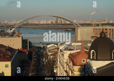 Kiew, Ukraine. 04th. Februar 2022. Kiew, Ukraine. 4th. Februar 2022. Blick auf den Dnjepr und eine Brücke in Kiew am 4. Februar 2022. (Bild: © Bryan Smith/ZUMA Press Wire) Bild: ZUMA Press, Inc./Alamy Live News Stockfoto