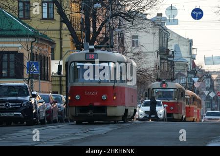 Kiew, Ukraine. 04th. Februar 2022. Kiew, Ukraine. 4th. Februar 2022. Elektrische Straßenbahnen fahren am 4. Februar 2022 in Kiew, Ukraine, auf den Kontraktova-Platz. (Bild: © Bryan Smith/ZUMA Press Wire) Bild: ZUMA Press, Inc./Alamy Live News Stockfoto