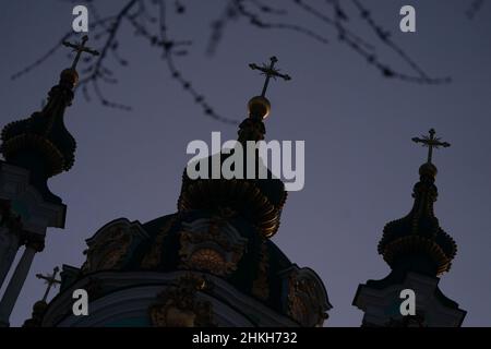 Kiew, Ukraine. 04th. Februar 2022. Kiew, Ukraine. 4th. Februar 2022. St. Andreas-Kirche bei Sonnenuntergang am 4. Februar 2022 in Kiew, Ukraine. (Bild: © Bryan Smith/ZUMA Press Wire) Bild: ZUMA Press, Inc./Alamy Live News Stockfoto