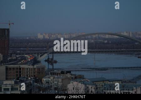 Kiew, Ukraine. 04th. Februar 2022. Kiew, Ukraine. 4th. Februar 2022. Blick auf den Dnjepr und eine Brücke in Kiew am 4. Februar 2022. (Bild: © Bryan Smith/ZUMA Press Wire) Bild: ZUMA Press, Inc./Alamy Live News Stockfoto