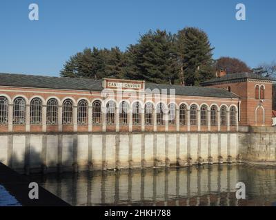 Gebäude bei der Eröffnung der künstlichen Wasserstraße Canale Cavour, erbaut um 1866 in Chivasso, Italien Stockfoto