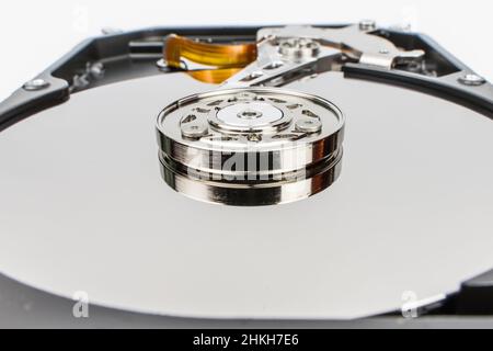 Nahaufnahme der Innenseite einer Festplatte auf weißem Hintergrund Stockfoto