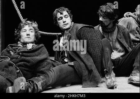 Links: Albert Finney (O’Halloran) Mitte: Brian Cox (Proctor) in CROMWELL von David Story am Royal Court Theatre, London SW1 15/08/1973 Gestaltung: Jocelyn Herbert Bewegung: Wayne Sleep Regie: Anthony Page Stockfoto