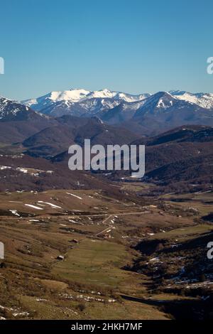 Der letzte Schnee schmilzt im Tal, während auf den fernen Gipfeln alles weiß bleibt. Stockfoto