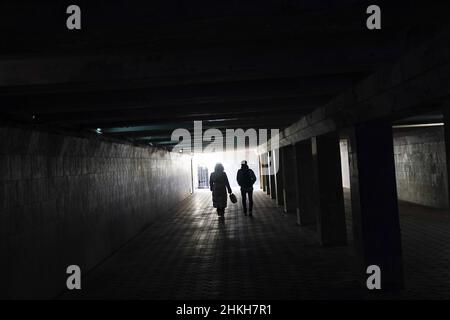 Kiew, Ukraine. 04th. Februar 2022. Kiew, Ukraine. 4th. Februar 2022. Am 4. Februar 2022 laufen Menschen in Kiew, Ukraine, durch einen unterirdischen Tunnel. (Bild: © Bryan Smith/ZUMA Press Wire) Bild: ZUMA Press, Inc./Alamy Live News Stockfoto