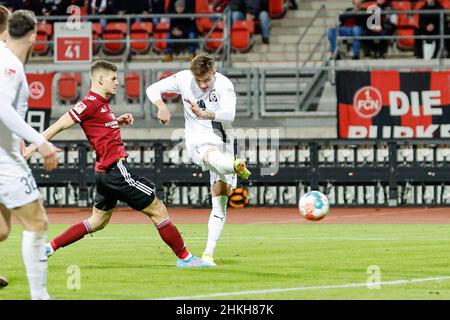 Nürnberg, Deutschland. 04th. Februar 2022. Fußball: 2nd Bundesliga, 1. FC Nürnberg - FC Ingolstadt 04, Matchday 21, Max-Morlock-Stadion. Dennis Eckert Ayensa aus Ingolstadt (r) in Aktion. Quelle: Daniel Löb/dpa - WICHTIGER HINWEIS: Gemäß den Anforderungen der DFL Deutsche Fußball Liga und des DFB Deutscher Fußball-Bund ist es untersagt, im Stadion und/oder vom Spiel aufgenommene Fotos in Form von Sequenzbildern und/oder videoähnlichen Fotoserien zu verwenden oder zu verwenden./dpa/Alamy Live News Stockfoto