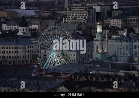 Kiew, Ukraine. 04th. Februar 2022. Kiew, Ukraine. 4th. Februar 2022. Das Riesenrad bei Sonnenuntergang in Kiew am 4. Februar 2022 in der Ukraine. (Bild: © Bryan Smith/ZUMA Press Wire) Bild: ZUMA Press, Inc./Alamy Live News Stockfoto