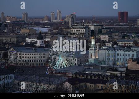 Kiew, Ukraine. 04th. Februar 2022. Kiew, Ukraine. 4th. Februar 2022. Das Riesenrad bei Sonnenuntergang in Kiew am 4. Februar 2022 in der Ukraine. (Bild: © Bryan Smith/ZUMA Press Wire) Bild: ZUMA Press, Inc./Alamy Live News Stockfoto