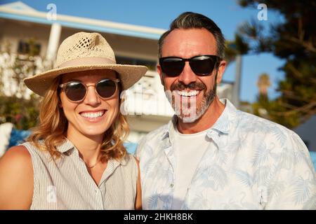 Der Sommer ist die glückliche Jahreszeit. Aufnahme eines liebevollen reifen Paares, das einige Zeit miteinander verbringt. Stockfoto