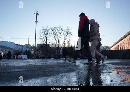 Kiew, Ukraine. 04th. Februar 2022. Kiew, Ukraine. 4th. Februar 2022. Am 4. Februar 2022 gehen Menschen in Kiew, Ukraine, durch einen Platz. (Bild: © Bryan Smith/ZUMA Press Wire) Bild: ZUMA Press, Inc./Alamy Live News Stockfoto