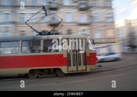 Kiew, Ukraine. 04th. Februar 2022. Kiew, Ukraine. 4th. Februar 2022. Eine elektrische Straßenbahn fährt am 4. Februar 2022 durch den Kontraktova-Platz in Kiew, Ukraine. (Bild: © Bryan Smith/ZUMA Press Wire) Bild: ZUMA Press, Inc./Alamy Live News Stockfoto