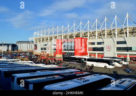 Middlesbrough, Großbritannien. 04. Februar 2022. Eine Armee von bis zu 9.500 Middlesbrough-Fans versammeln sich im Riverside Stadium, um ihren Konvoi aus 24 Trainern nach Old Trafford zu besteigen, in der Hoffnung, Zeuge der Verstimmung ihres Teams gegen Premier League Manchester United zu werden. Quelle: Teesside Snapper/Alamy Live News Stockfoto