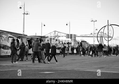 Middlesbrough, Großbritannien. 04. Februar 2022. Eine Armee von bis zu 9.500 Middlesbrough-Fans versammeln sich im Riverside Stadium, um ihren Konvoi aus 24 Trainern nach Old Trafford zu besteigen, in der Hoffnung, Zeuge der Verstimmung ihres Teams gegen Premier League Manchester United zu werden. Quelle: Teesside Snapper/Alamy Live News Stockfoto