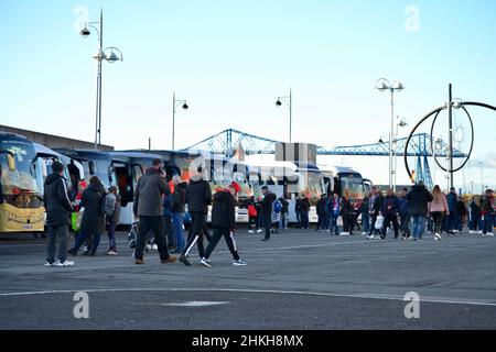 Middlesbrough, Großbritannien. 04. Februar 2022. Eine Armee von bis zu 9.500 Middlesbrough-Fans versammeln sich im Riverside Stadium, um ihren Konvoi aus 24 Trainern nach Old Trafford zu besteigen, in der Hoffnung, Zeuge der Verstimmung ihres Teams gegen Premier League Manchester United zu werden. Quelle: Teesside Snapper/Alamy Live News Stockfoto