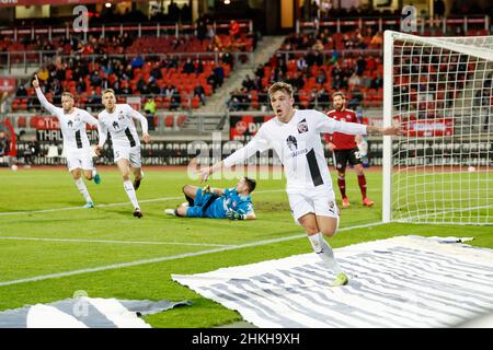 Nürnberg, Deutschland. 04th. Februar 2022. Fußball: 2nd Bundesliga, 1. FC Nürnberg - FC Ingolstadt 04, Matchday 21, Max-Morlock-Stadion. Dennis Eckert Ayensa aus Ingolstadt feiert sein Ziel, 2:0 zu erreichen. Quelle: Daniel Löb/dpa - WICHTIGER HINWEIS: Gemäß den Anforderungen der DFL Deutsche Fußball Liga und des DFB Deutscher Fußball-Bund ist es untersagt, im Stadion und/oder vom Spiel aufgenommene Fotos in Form von Sequenzbildern und/oder videoähnlichen Fotoserien zu verwenden oder zu verwenden./dpa/Alamy Live News Stockfoto