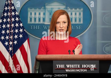 Washington DC, USA. 04th. Februar 2022. Jen Psaki, die Pressesprecherin des Weißen Hauses, hält am 4. Februar 2022 im Weißen Haus in Washington, DC, eine Pressekonferenz. Quelle: Chris Kleponis/Pool via CNP/dpa/Alamy Live News Stockfoto