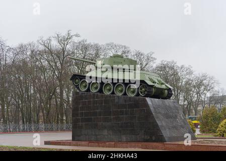 MINSK, WEISSRUSSLAND - 08. November 2019 sowjetischer Panzer T-34/85 auf einem Sockel in der Nähe des Armeehauptquartiers in Minsk, Weißrussland Stockfoto