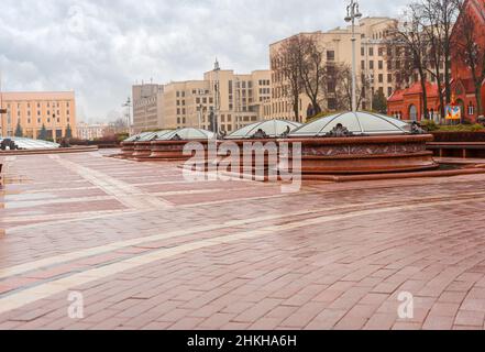 MINSK, WEISSRUSSLAND - 08. November 2019, die zentrale Fläche Minsks am bewölkten Tag in Minsk, Weißrussland Stockfoto