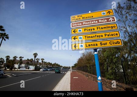 Hotel und Tourismus-Website Straßenschilder playa blanca Lanzarote Kanarische Inseln Spanien Stockfoto