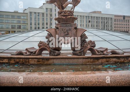 MINSK, WEISSRUSSLAND - 08. November 2019, Fontäne-Skulptur auf dem Unabhängigkeitsplatz in Minsk, Weißrussland Stockfoto