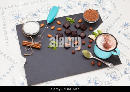 Hausgemachte Schokolade Stevia Süßfleisch mit einer Tasse Cappuccino Stockfoto